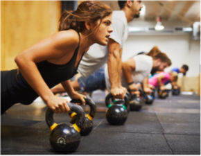 Femme en salle de sport