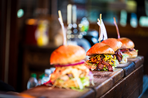 bar avec burger sur la table