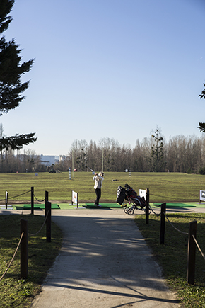 personne jouant au golf